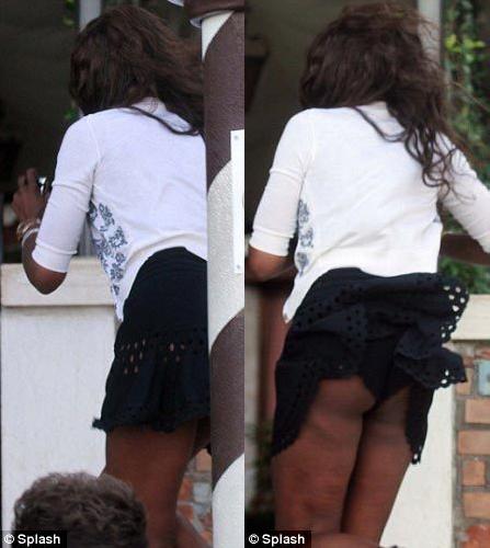 Naomi Campbell cu fustita ridicata in Venetia