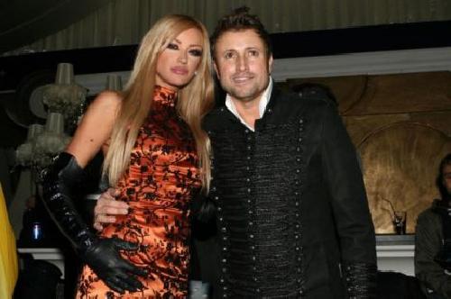 Bote, îţi spunem noi ce-ţi face blonda: Bani, mulţi bani!