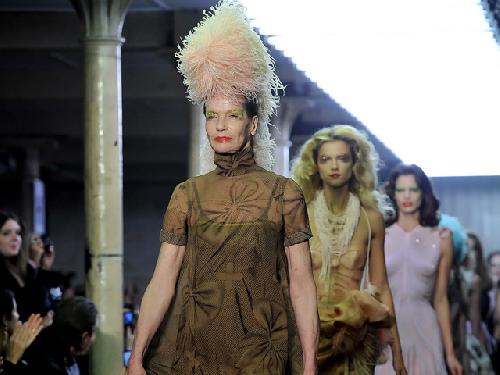 Fostul manechin Veruschka, acum in varsta de 71 de ani, a defilat la London Fashion Week